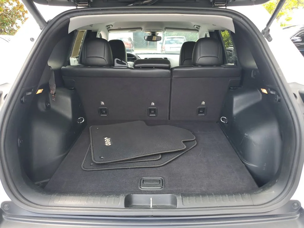 Used 2019 White Jeep Limited image 10
