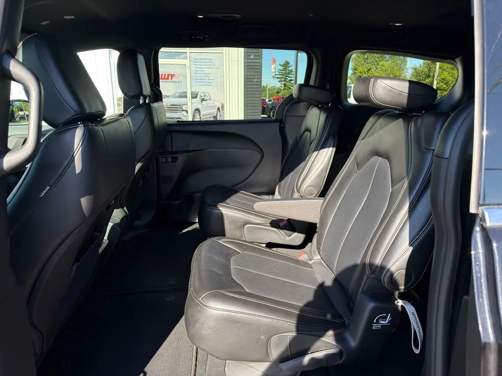 Used 2025 Black Chrysler Select image 15