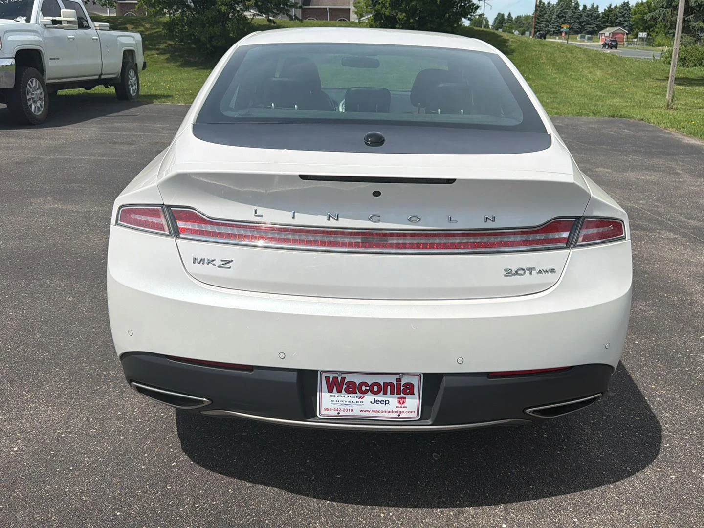 Used 2017 White Platinum Metallic Tri-Coat Lincoln Reserve image 6
