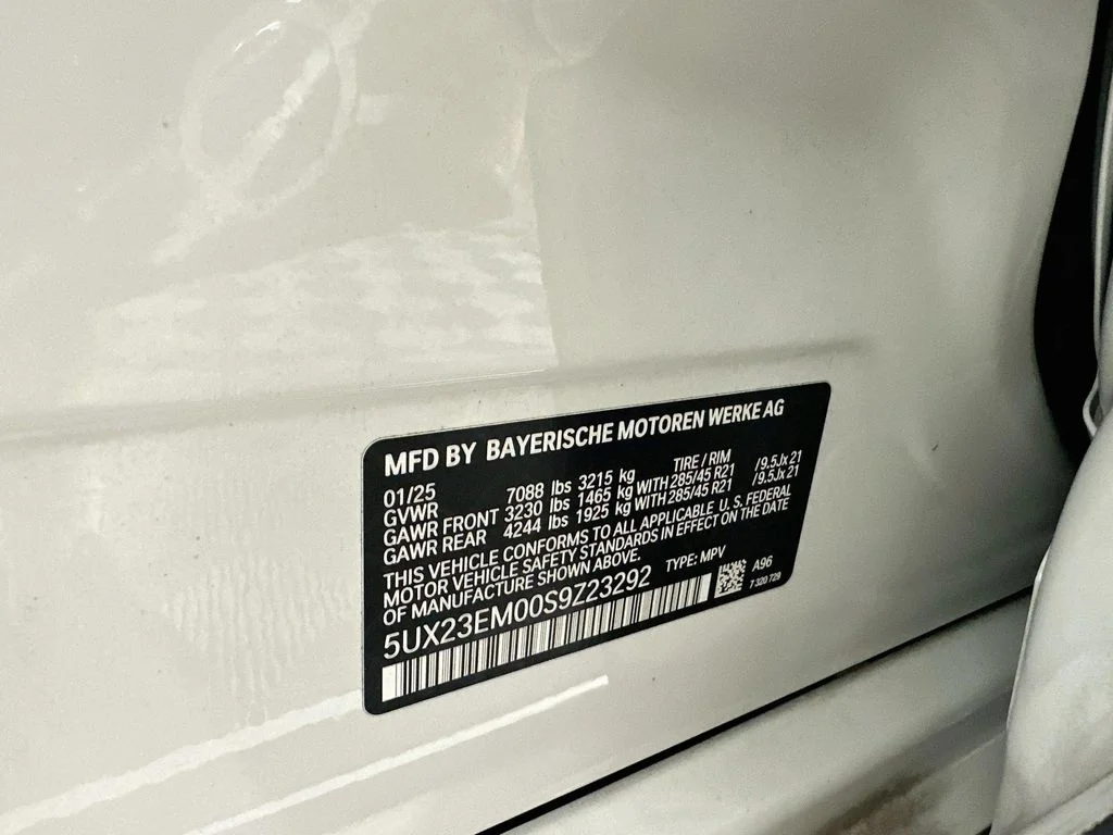 Used 2025 White Metallic BMW xDrive40i image 32
