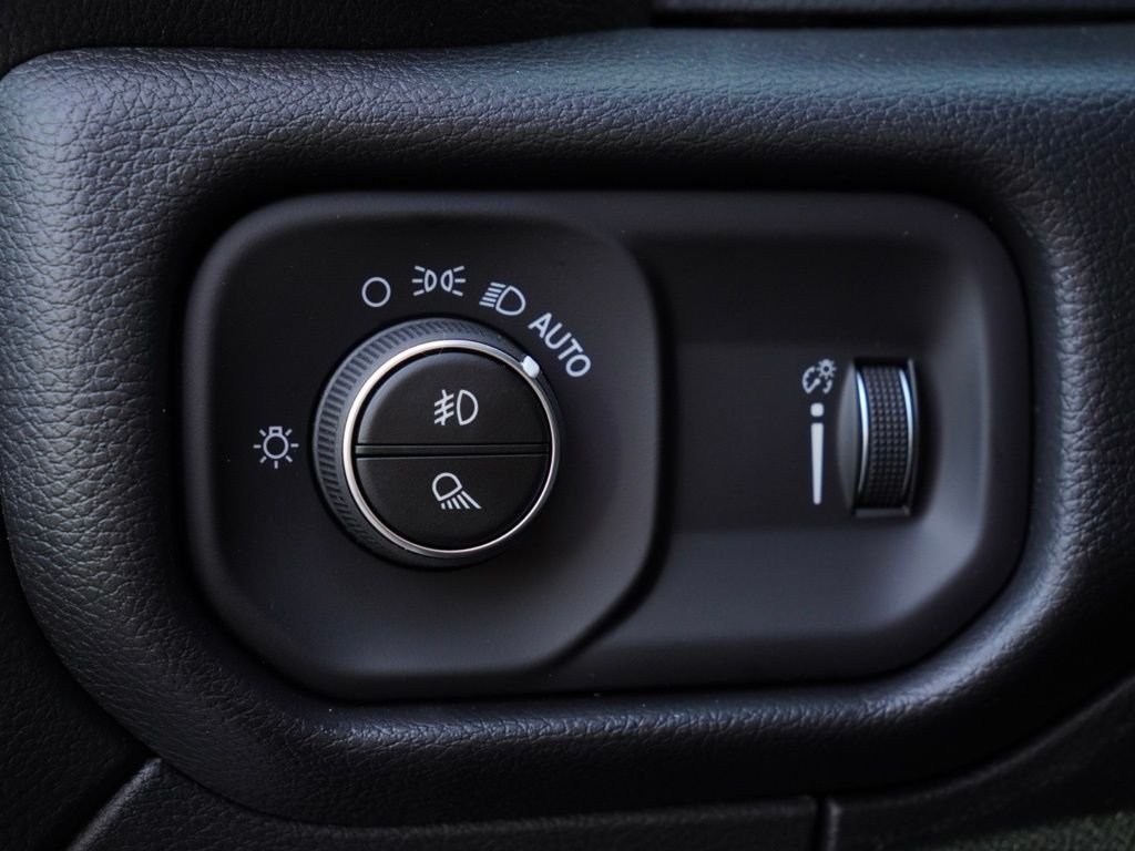 New 2026 Bright White Clear-Coat Exterior Paint RAM Tradesman image 10