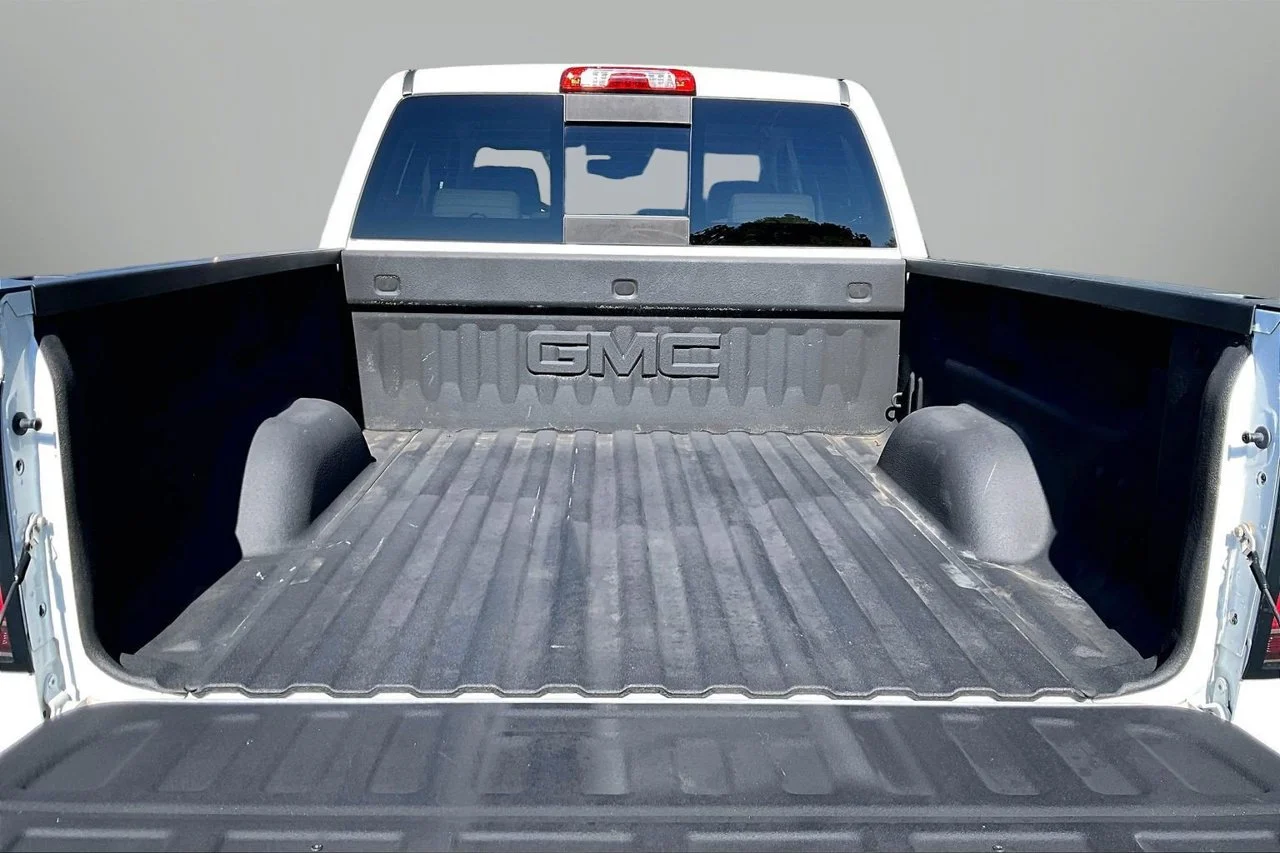 Used 2016 White GMC SLT image 23