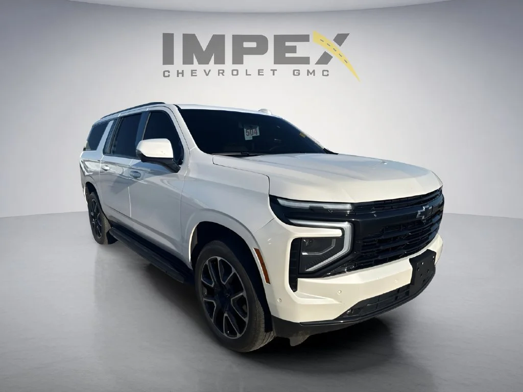 Used 2025 Iridescent Pearl Tricoat Chevrolet RST image 7