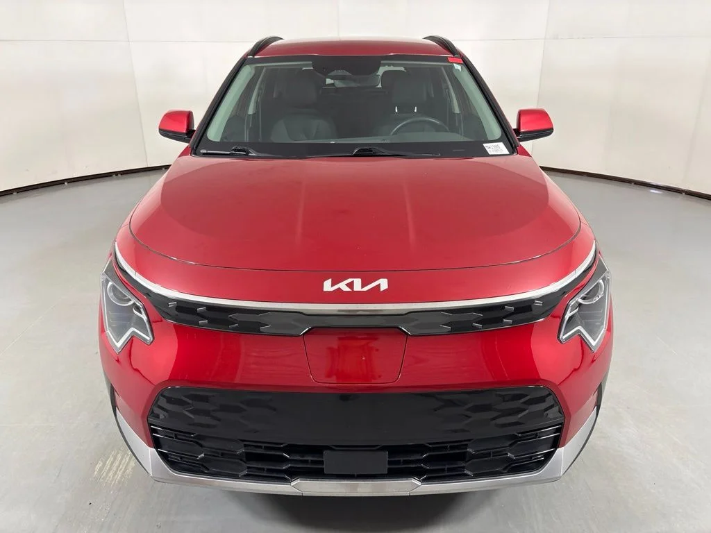 Used 2023 Red Kia Wind image 3
