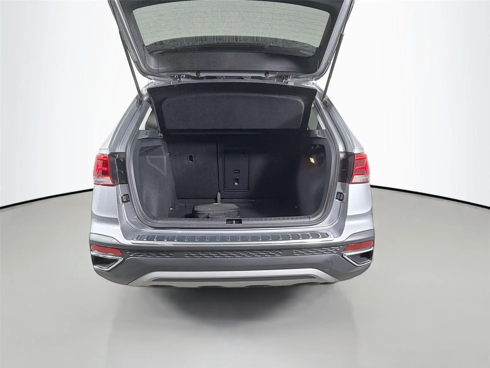 Used 2023 Pyrite Silver Metallic Volkswagen SE image 22