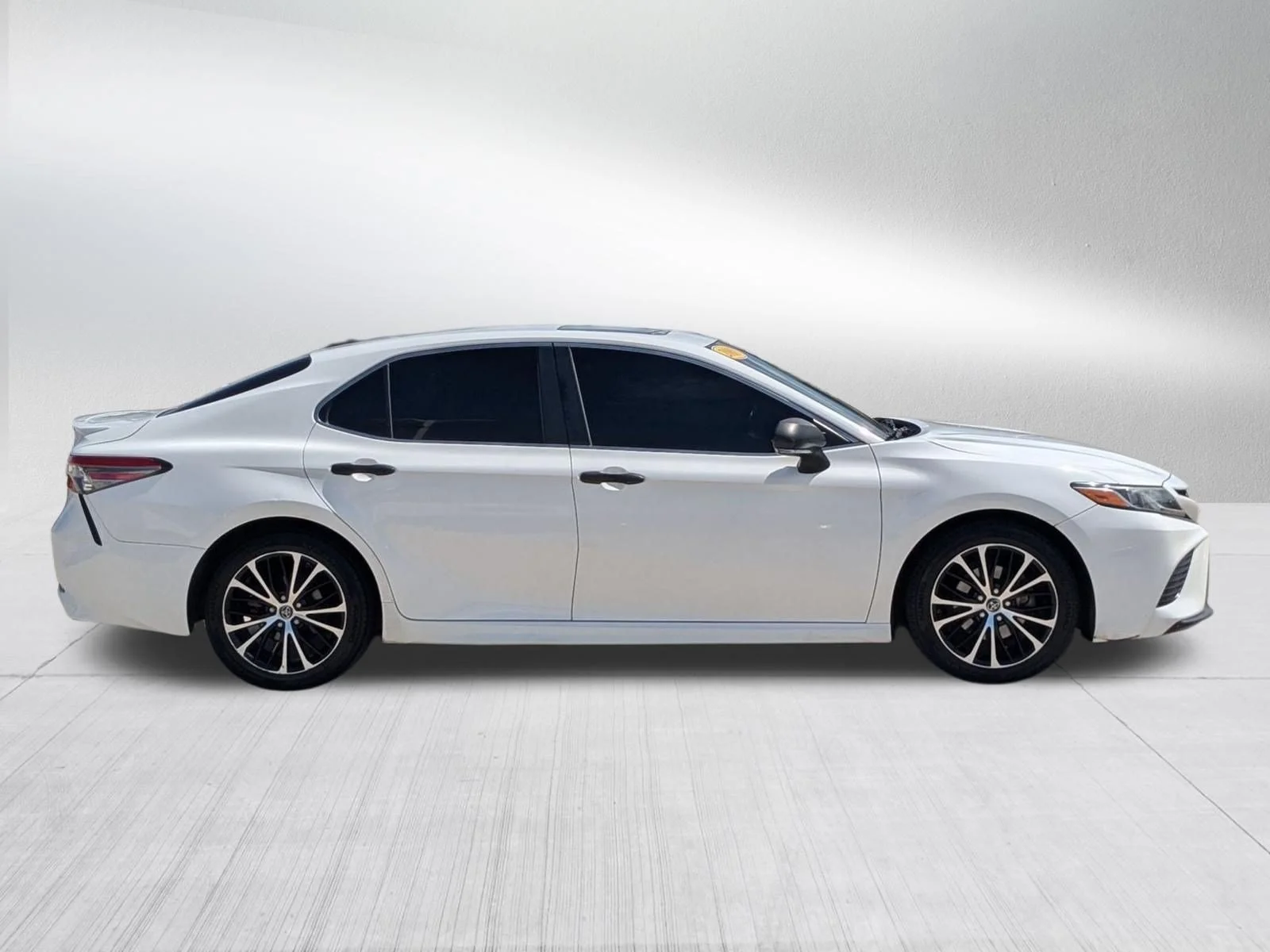 Used 2018 Super White Toyota SE image 6