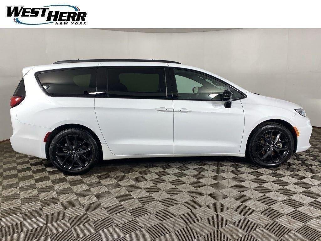 Used 2026 Bright White Clearcoat Chrysler Select image 23