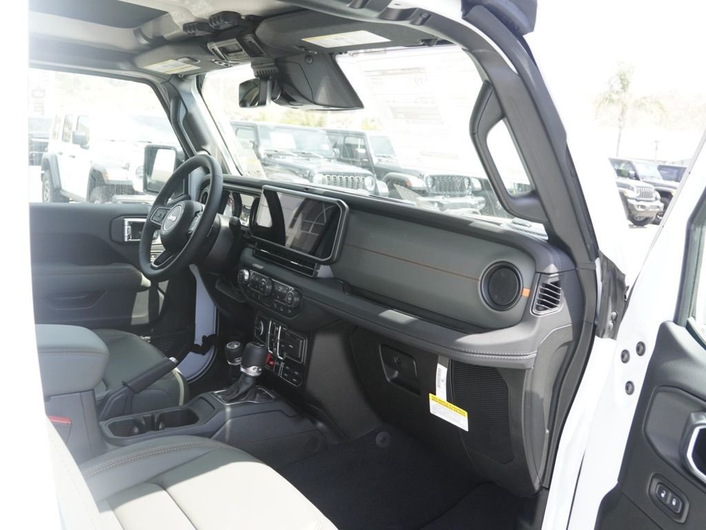 New 2026 Bright White Clear-Coat Exterior Paint Jeep Mojave image 22