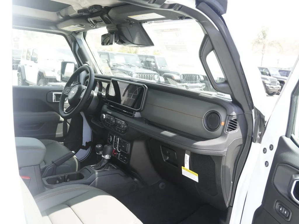 New 2026 Bright White Clear-Coat Exterior Paint Jeep Mojave image 22