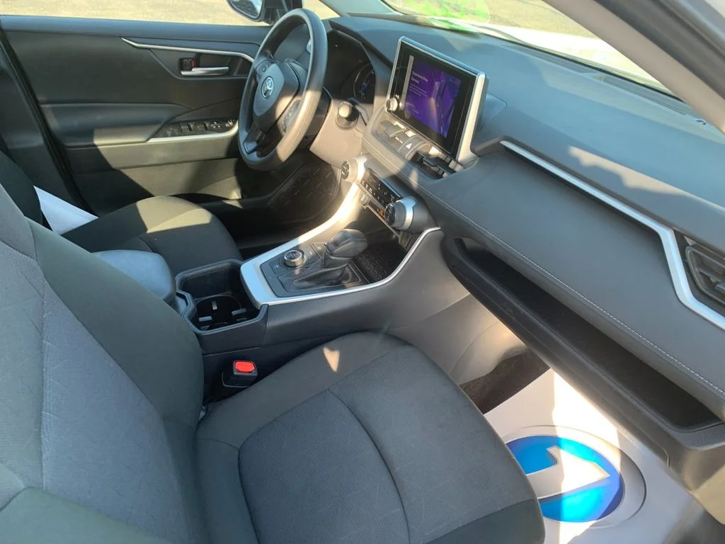 Used 2025 White Toyota XLE image 18