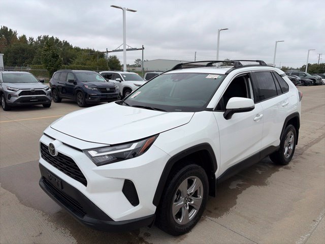 Used 2025 White Toyota XLE image 3