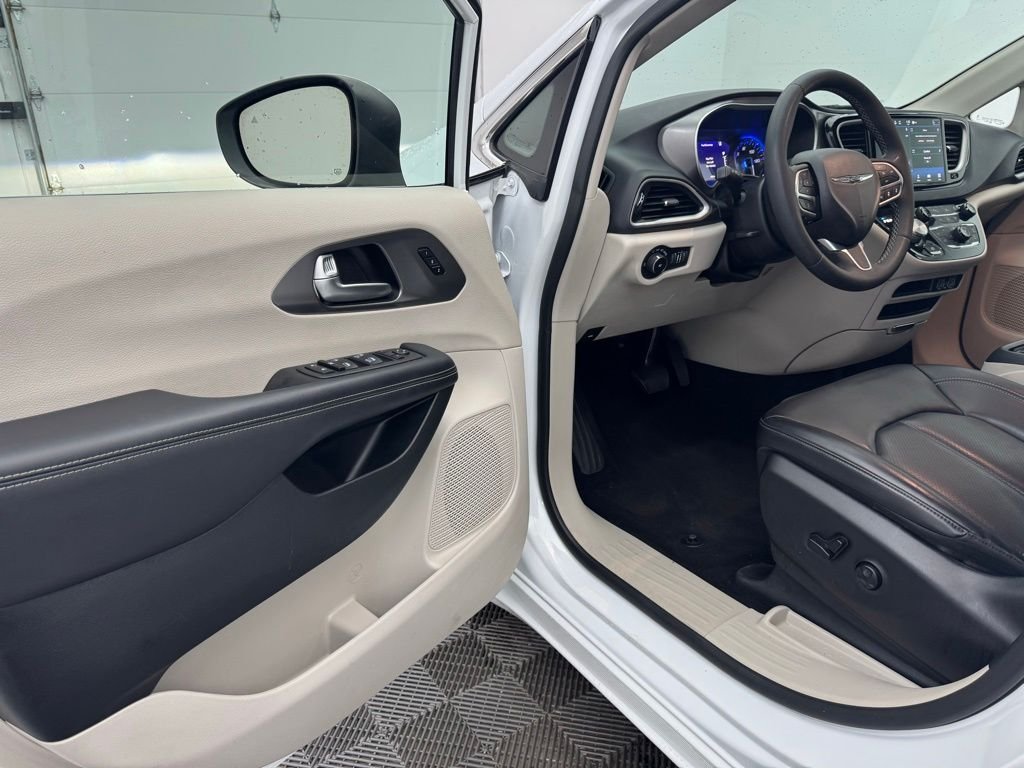 Used 2023 Bright White Clearcoat Chrysler Touring L image 16