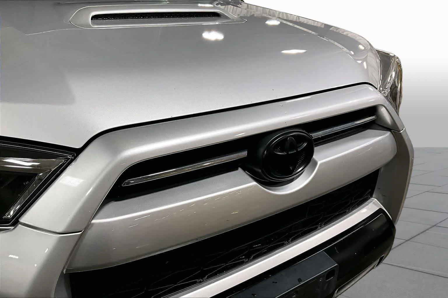 Used 2021 Classic Silver Metallic Toyota Venture image 30