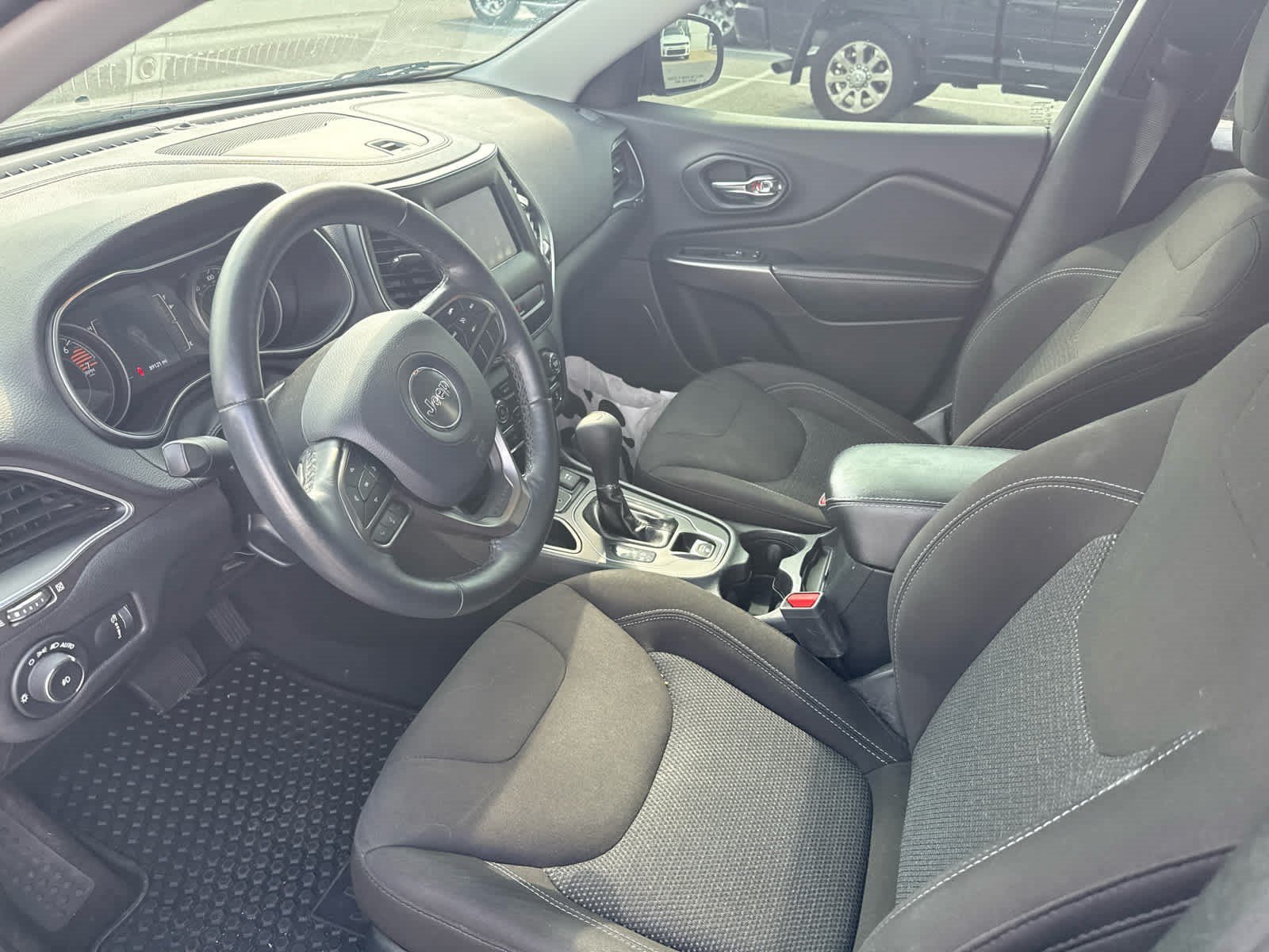 Used 2019 Billet Silver Metallic Clearcoat Jeep Latitude image 7