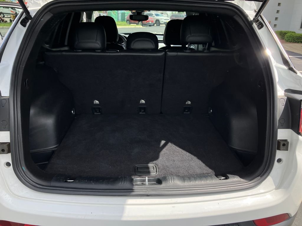 Used 2024 White/off-white Jeep Latitude image 25