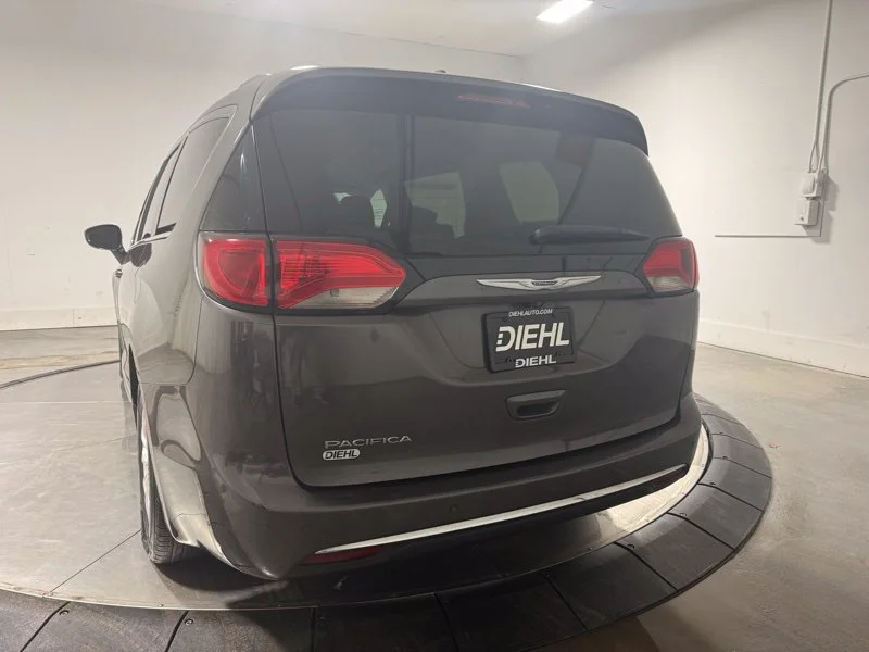Used 2018 Gray Chrysler Touring L image 5