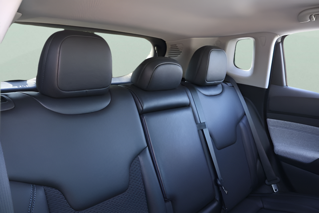 Used 2022 Silver Jeep Latitude image 18