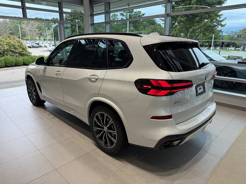 New 2026 Mineral White Metallic BMW xDrive40i image 4