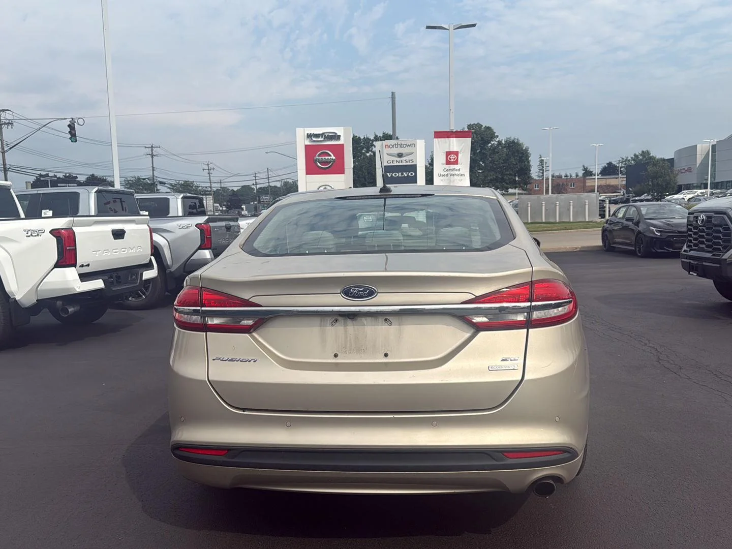 Used 2017 White Gold Ford SE image 6