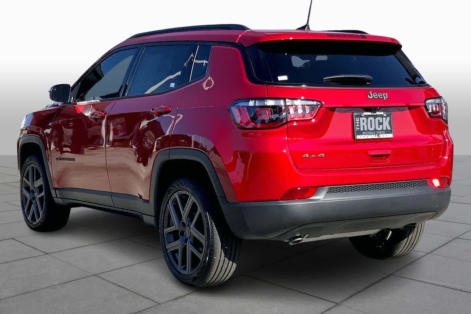 New 2026 Red Hot Pearl-Coat Exterior Paint Jeep Latitude image 9