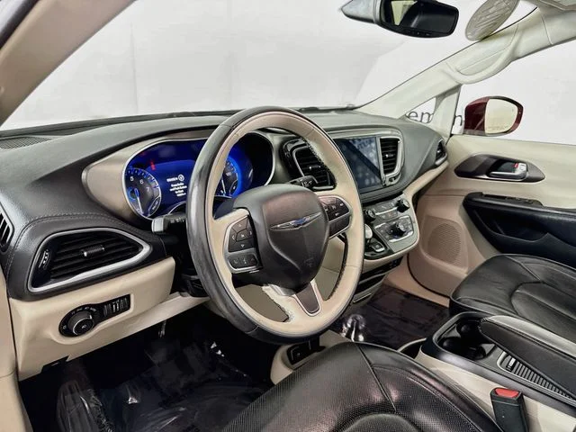 Used 2017 Red Chrysler Limited image 9