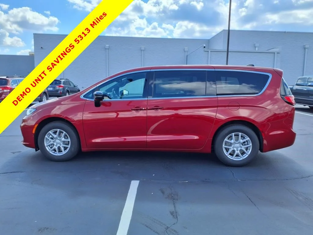 2026 Chrysler Pacifica Select - Photo 3