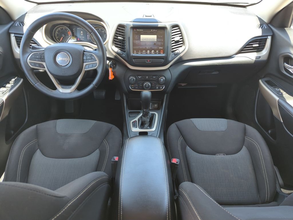 Used 2017 White Jeep Latitude image 15