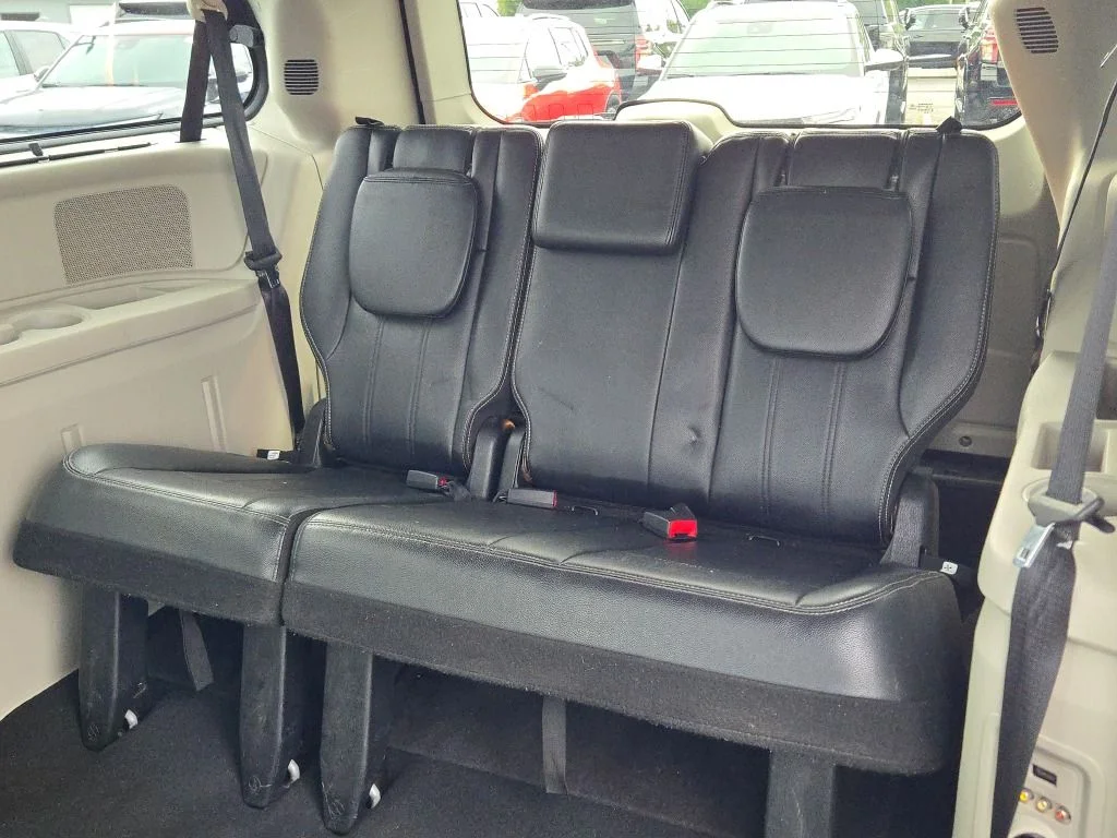 Used 2013 Silver Chrysler Touring-L image 20