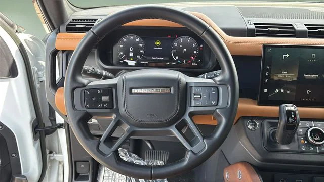Used 2023 White Land Rover X-Dynamic SE image 12
