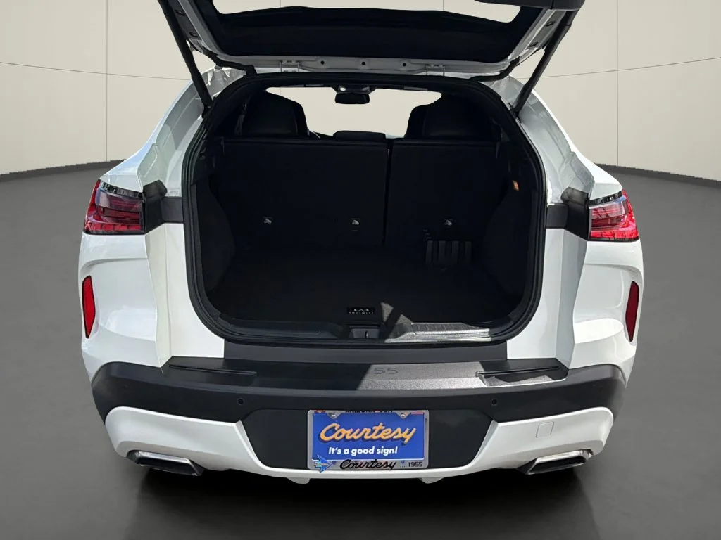 Used 2023 White INFINITI LUXE image 11