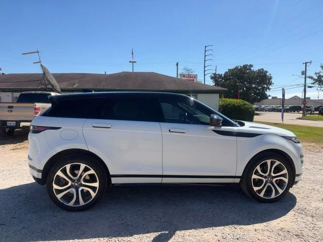Used 2022 White Land Rover R-Dynamic SE image 16
