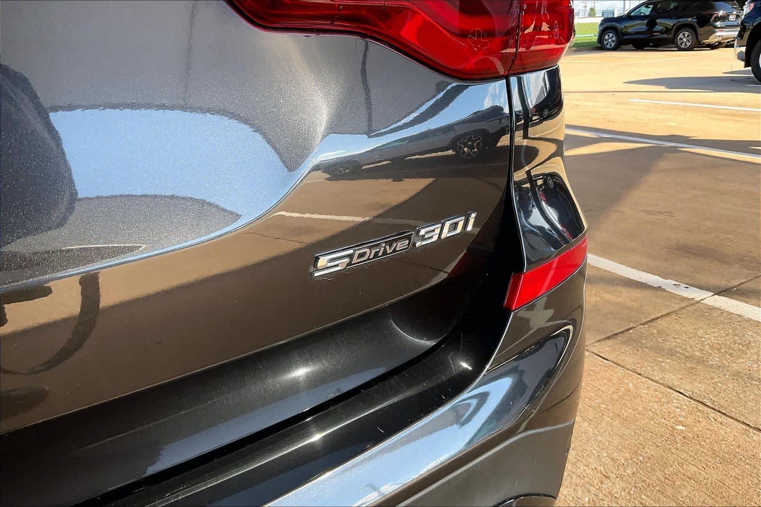 Used 2019 Dark Graphite Metallic BMW sDrive30i image 10