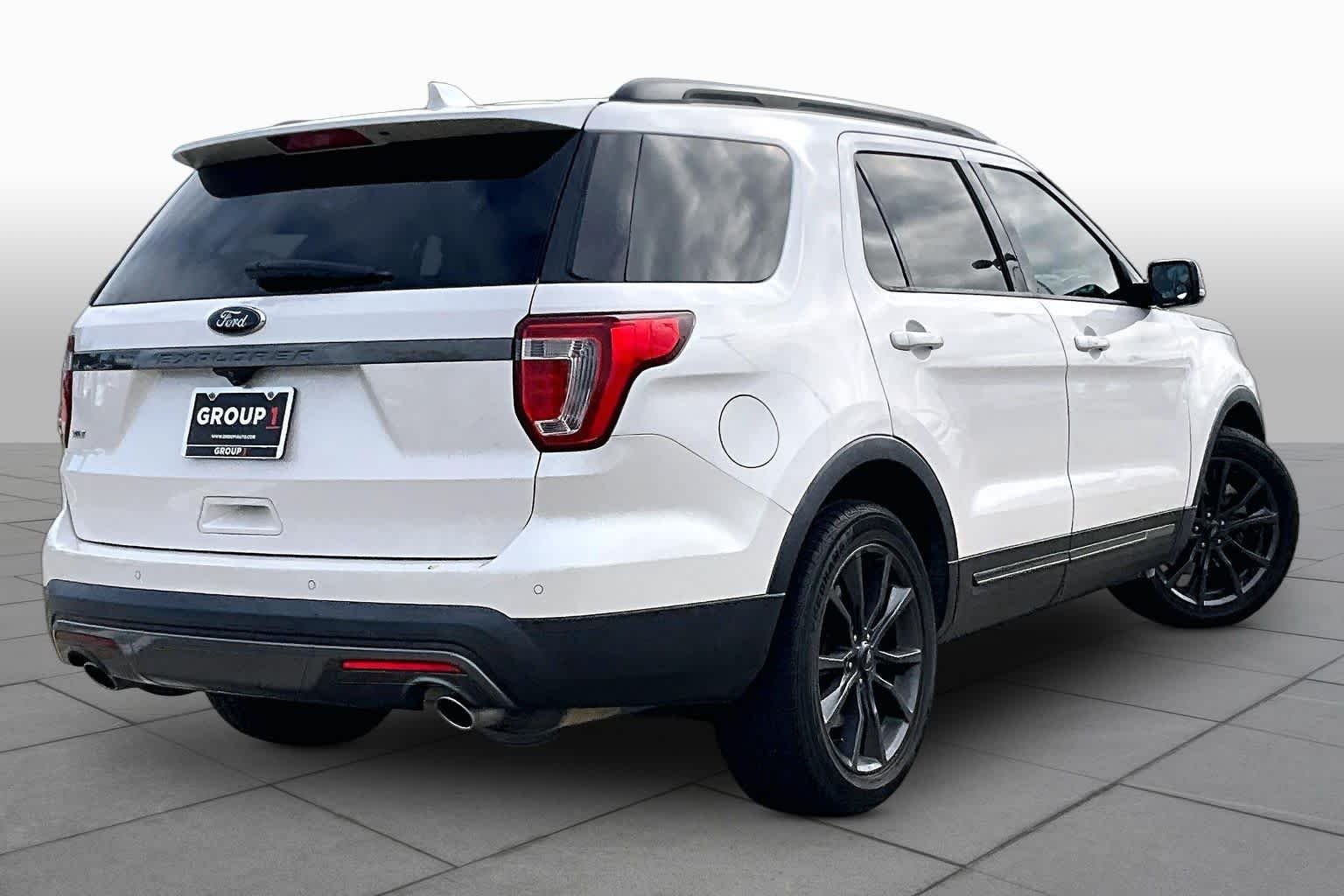 Used 2017 White Platinum Metallic Tri-Coat Ford XLT image 12