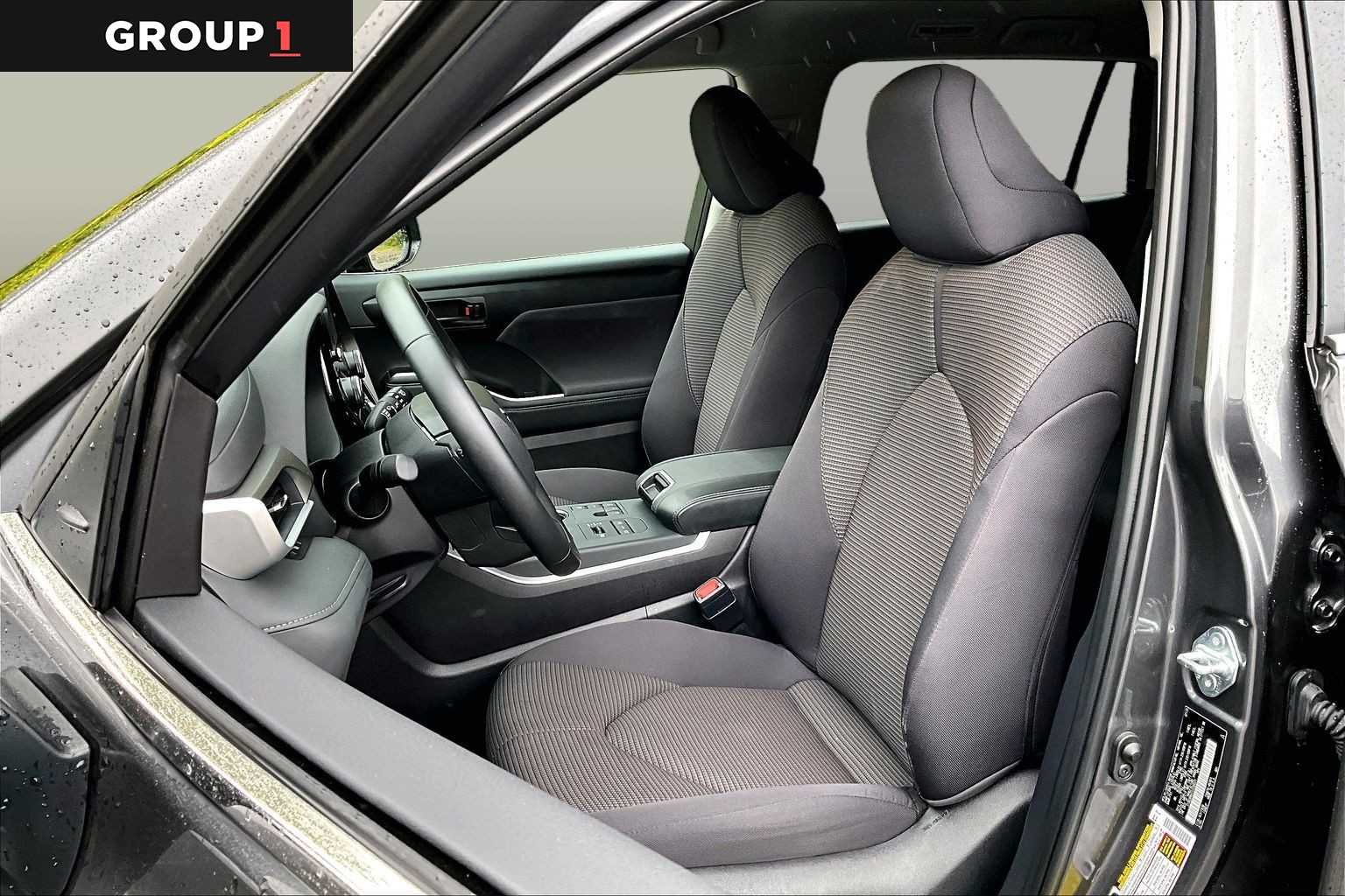 2025 Toyota Highlander LE - Photo 9