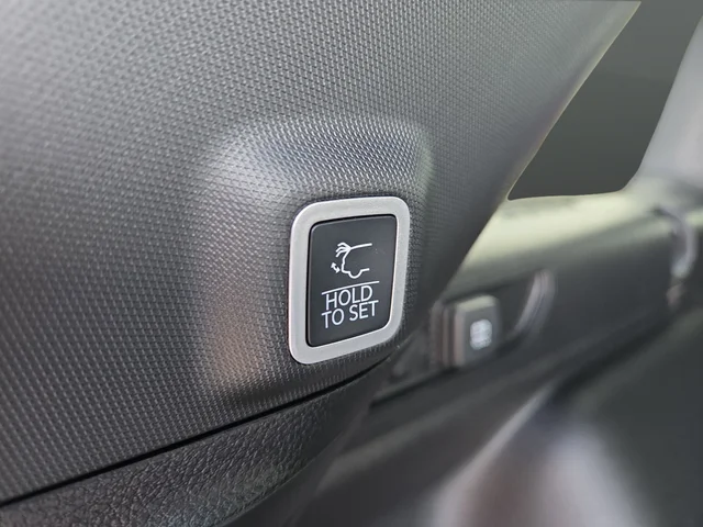 New 2025 Bright White Clear-Coat Exterior Paint Jeep Altitude X image 15