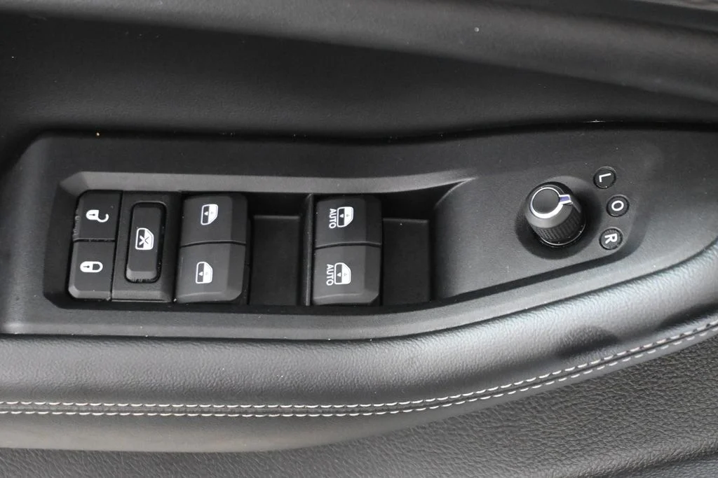 Used 2024 White Jeep Laredo image 29