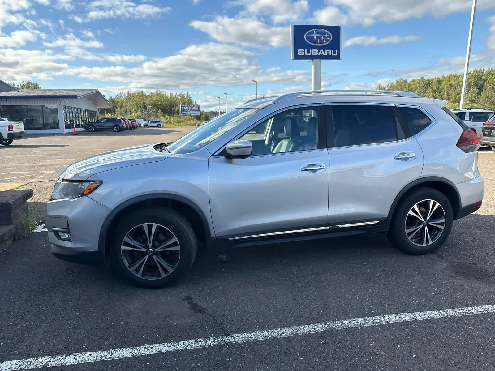 Used 2018 Nissan Rogue SL with VIN JN8AT2MV8JW317234 for sale in Duluth, MN