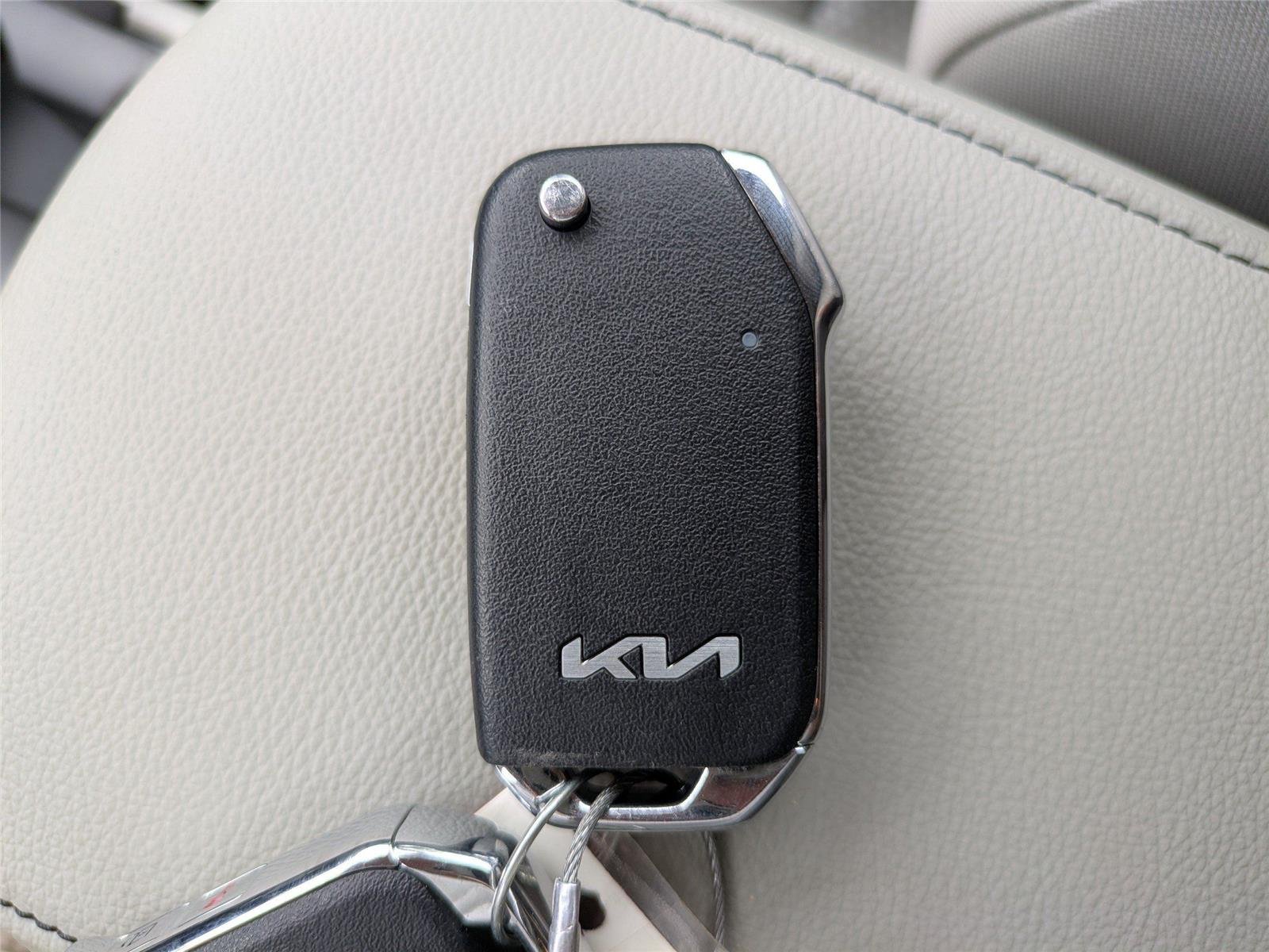 Used 2025  KIA  image 26