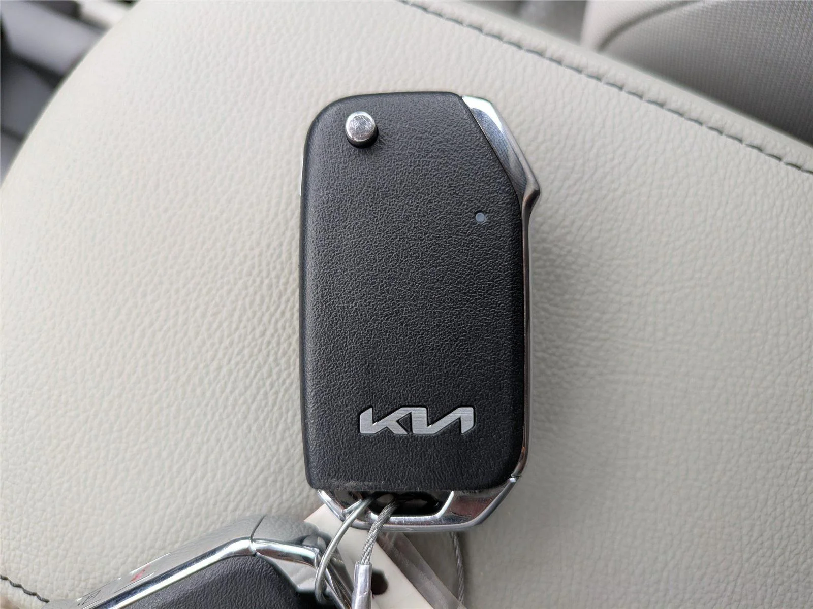 Used 2025  KIA  image 26