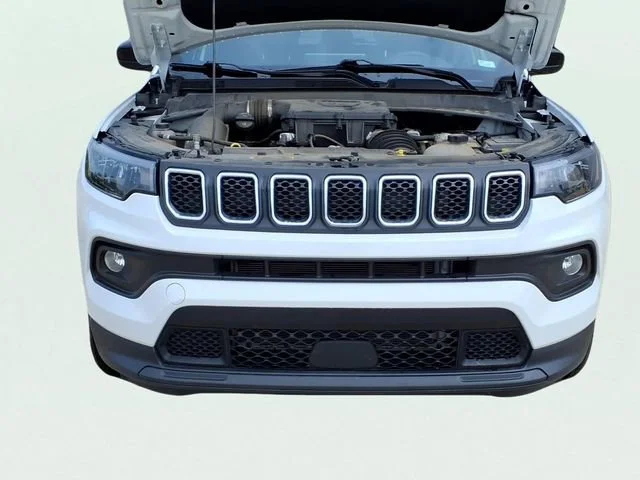 Used 2024  Jeep Latitude image 23