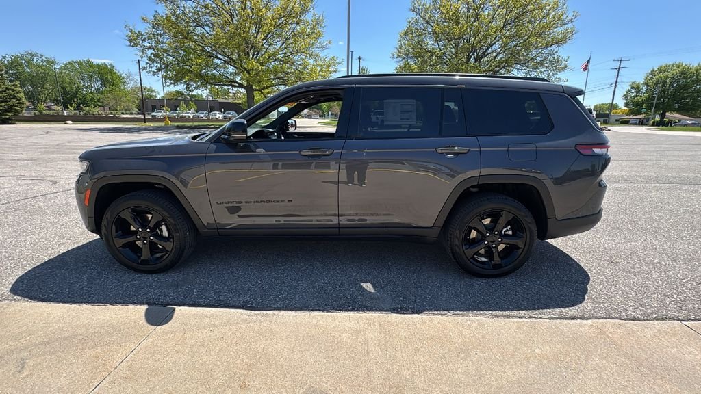 New 2026 Baltic Gray Metallic Clear-Coat Exterior Paint Jeep Limited image 7