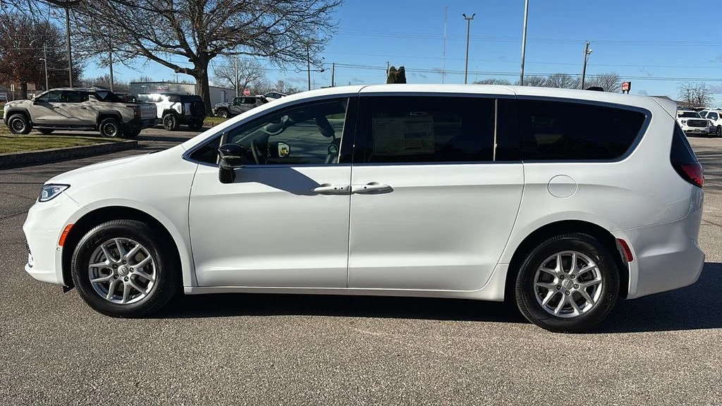 2026 Chrysler Pacifica Select - Photo 6
