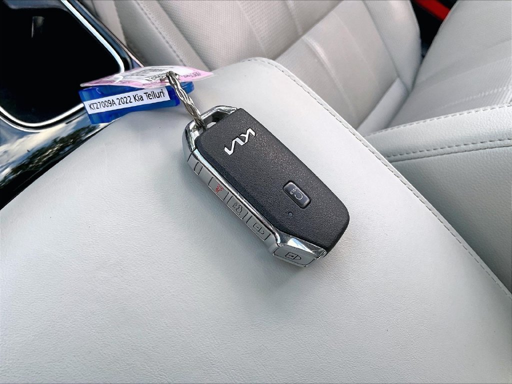 Used 2022 Glacial White Pearl Kia EX image 29