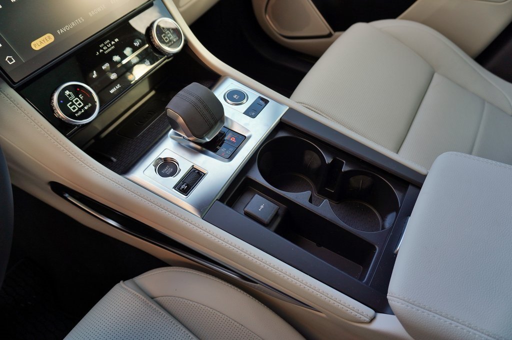 2025 JAGUAR F-PACE - Image 25