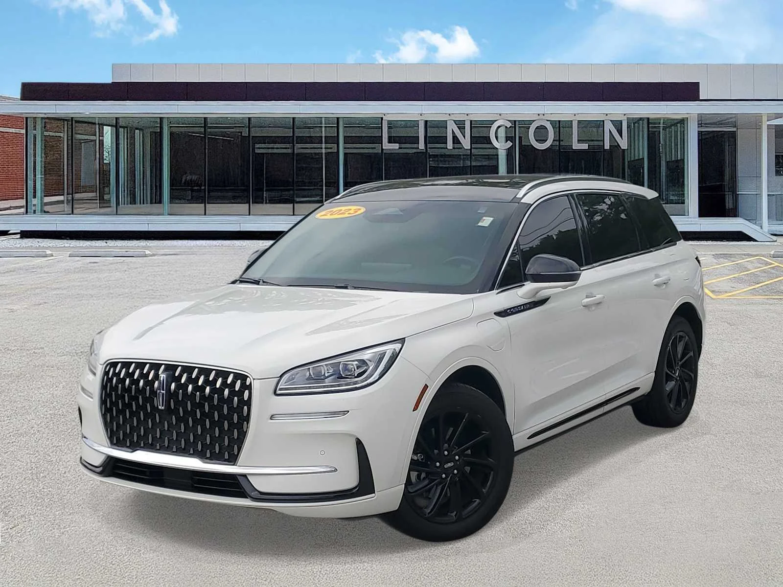 Used 2023  Lincoln Grand Touring image 1