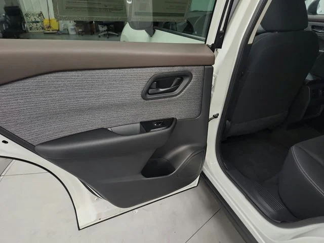 Used 2023 White Nissan S image 31