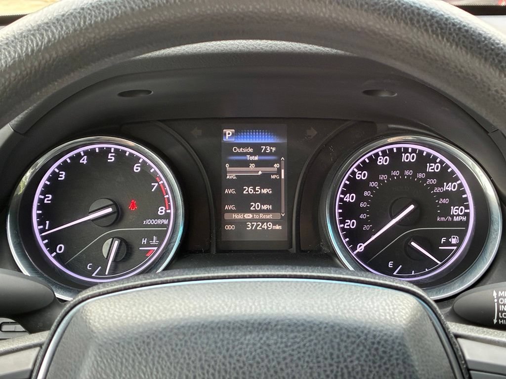 Used 2018 Silver Toyota LE image 21