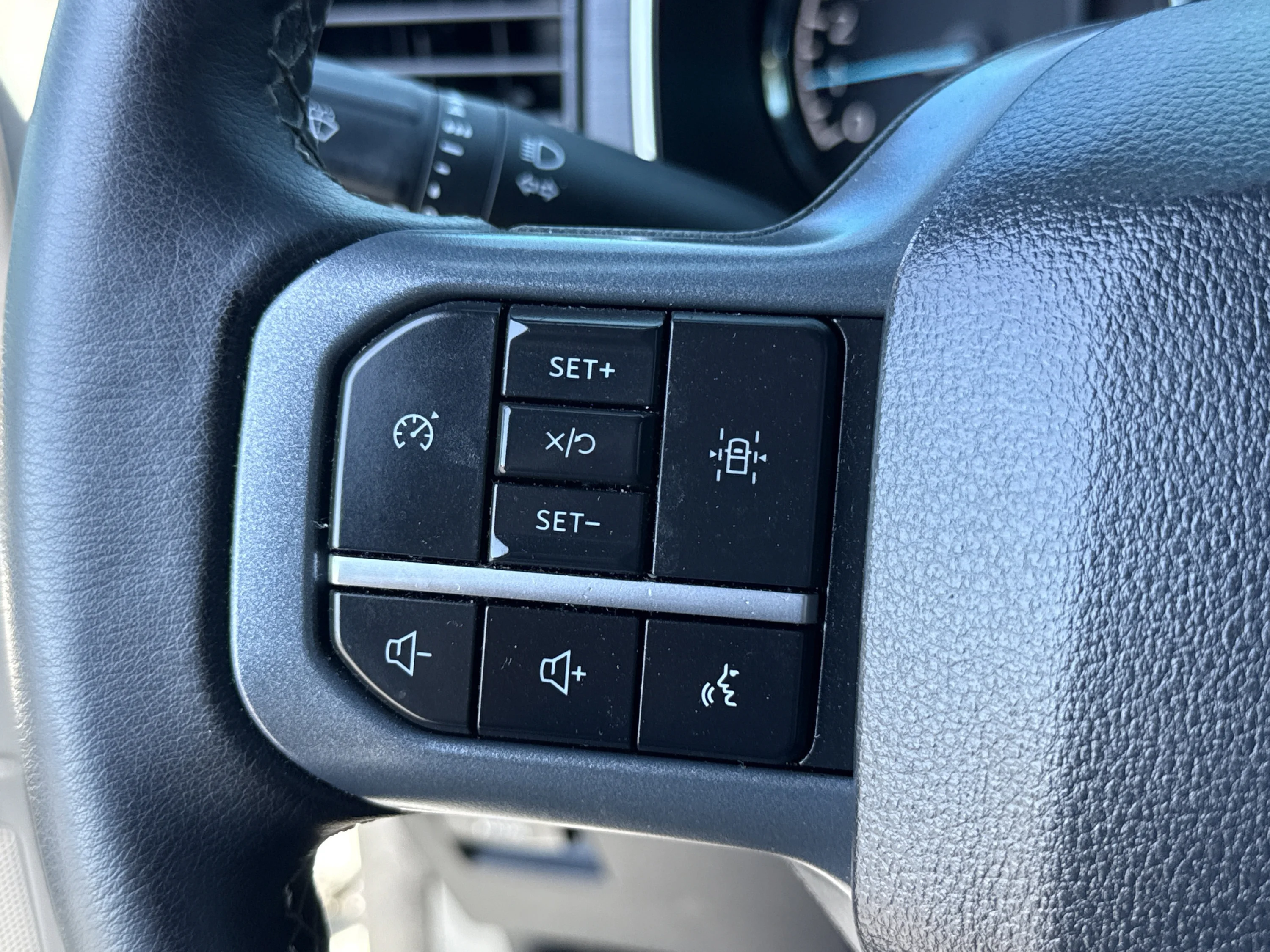 Used 2023 Avalanche Gray Ford XLT image 40