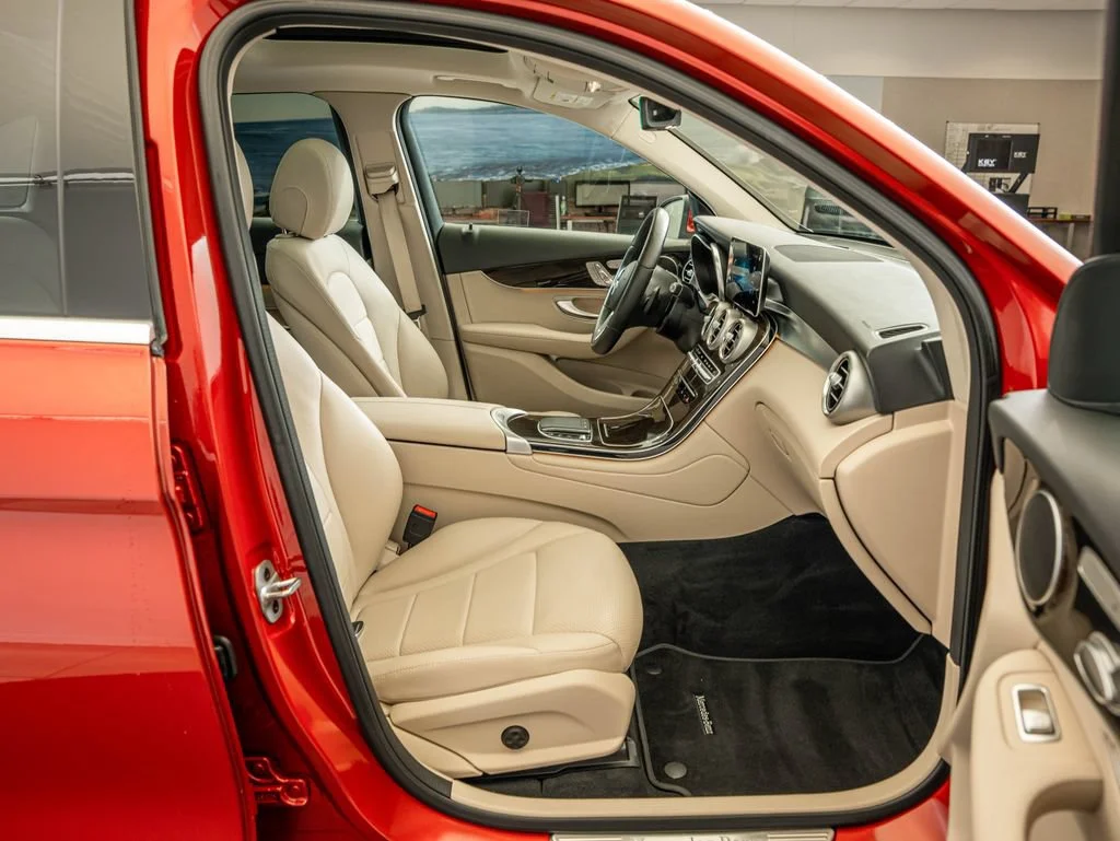 Used 2022 Manufaktur Cardinal Red Metallic Mercedes-Benz GLC 300 image 35