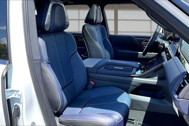 New 2027 2T RADIANT WHIT INFINITI SPORT image 7
